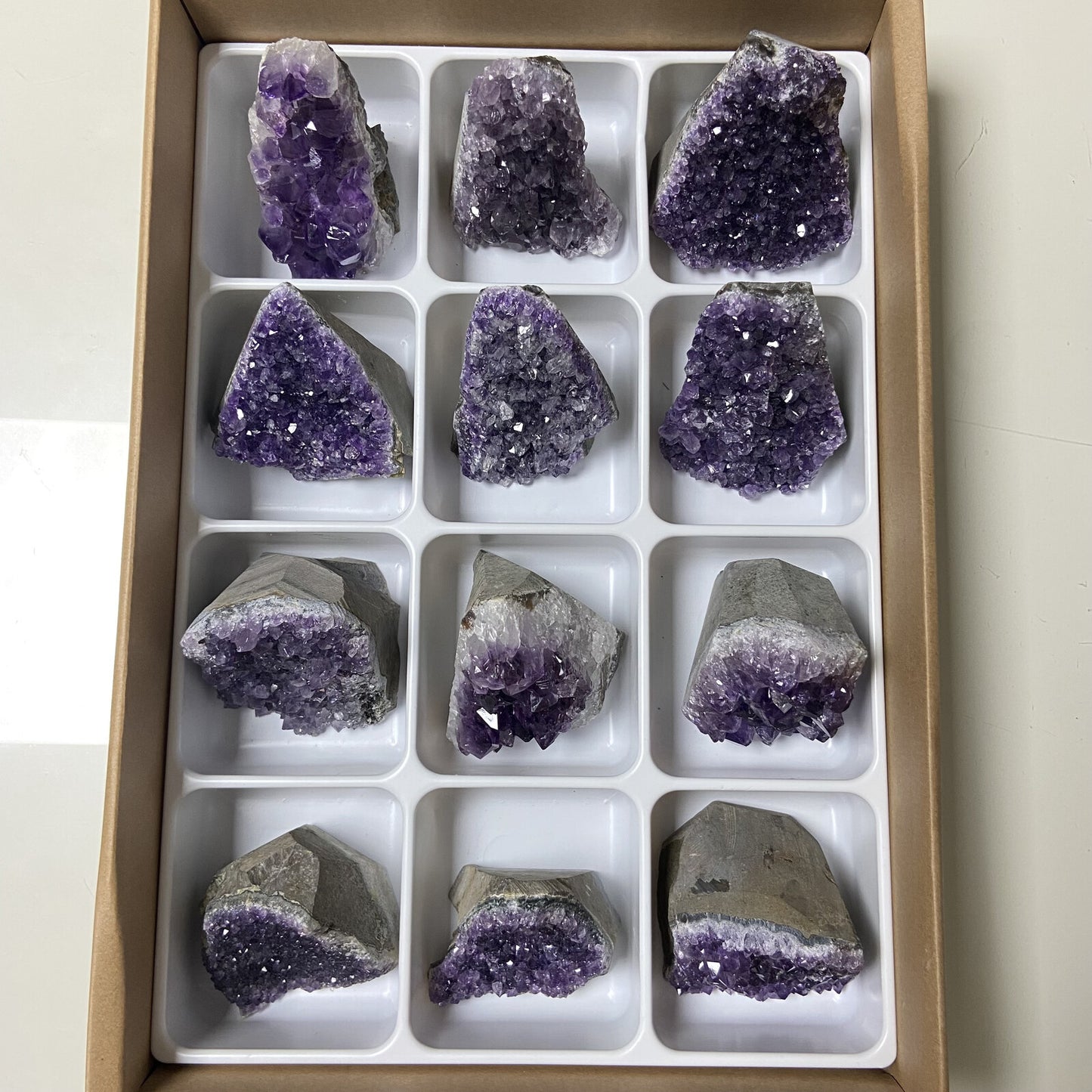 Lot de 12 Améthystes Brutes - Base Sciée n°2 - 4,600 kg