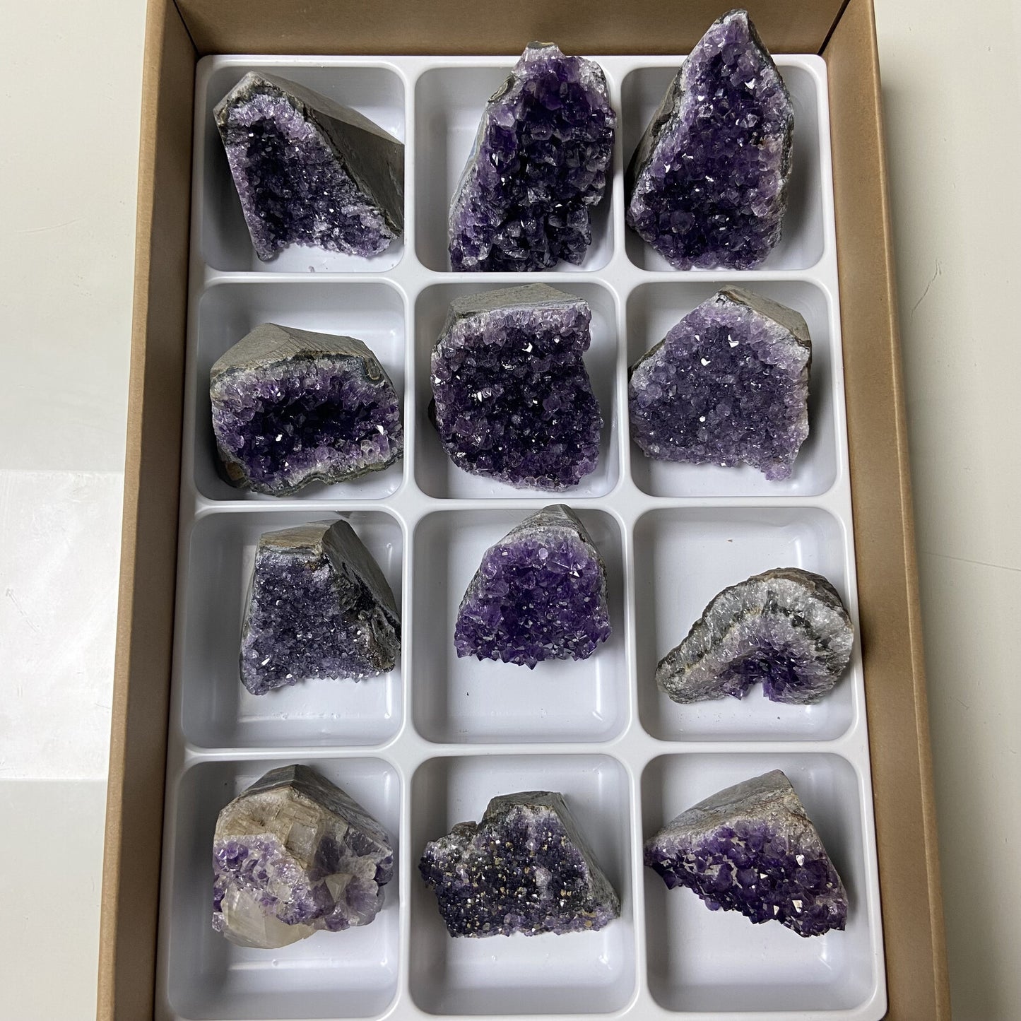 Lot de 12 Améthystes Brutes - Base Sciée n°6 - 4,650 kg