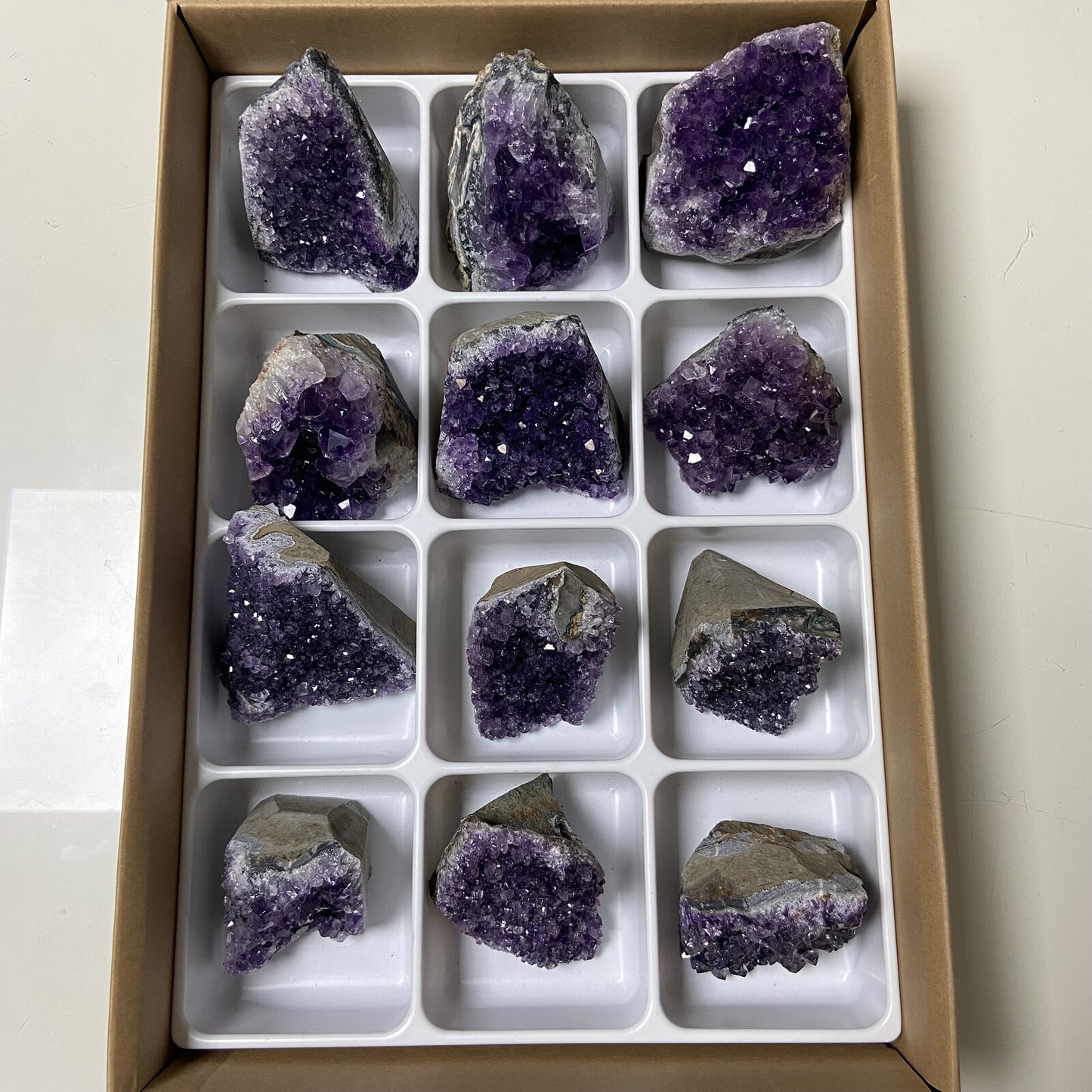 Lot de 12 Améthystes Brutes - Base Sciée n°7 - 4,980 kg