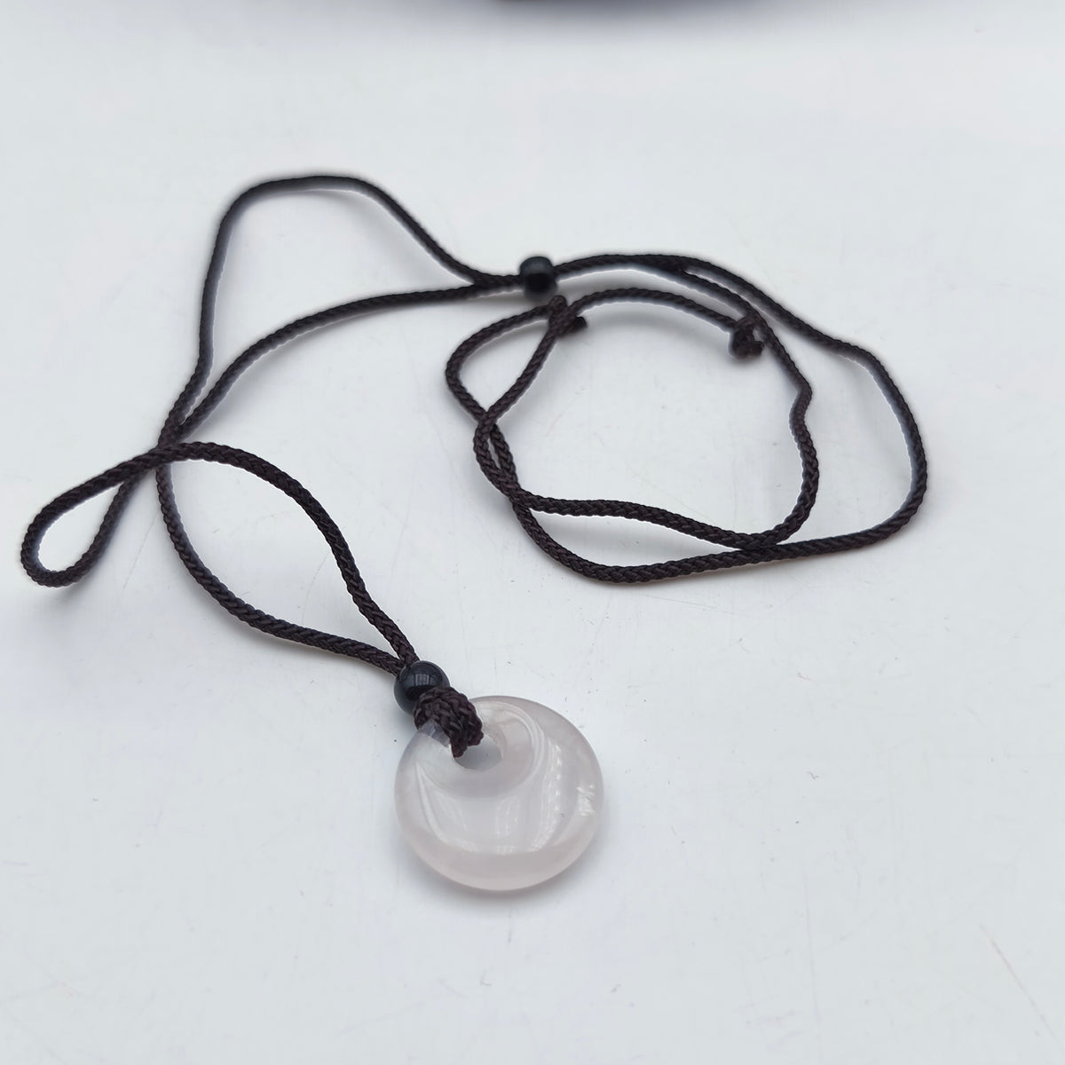 Pendentif rond 2 cm avec son cordon - Quartz rose