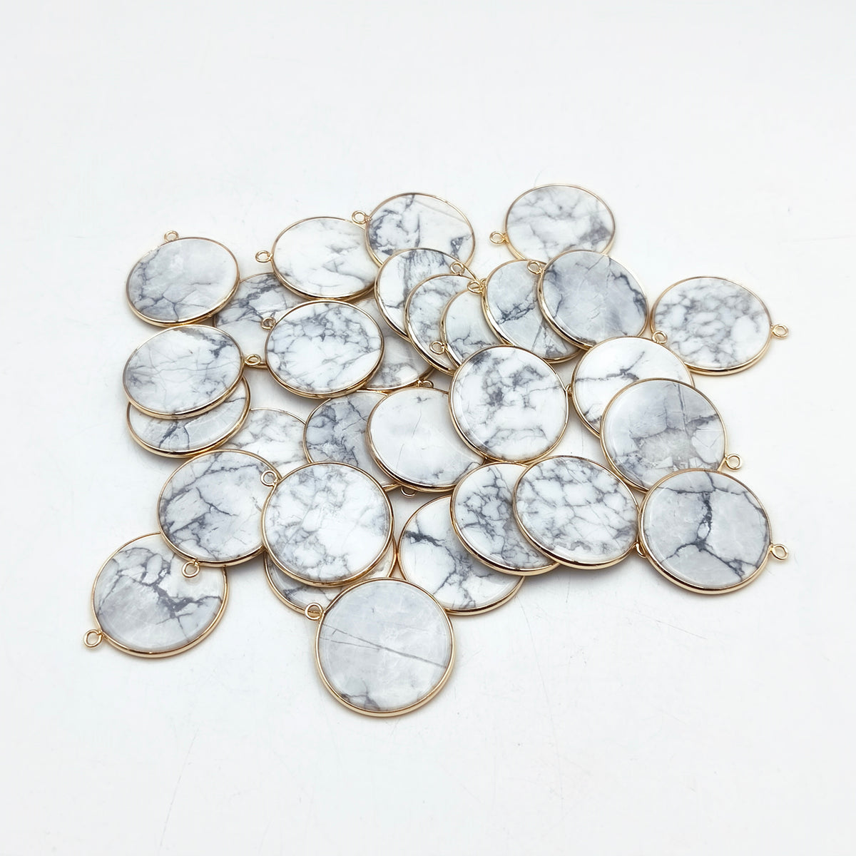 Pendentif rond serti Howlite