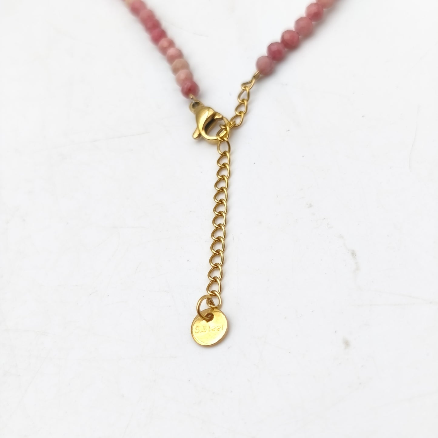 Collier perles facettées - Rhodonite (3 mm) - finition dorée