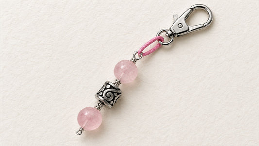 Bijou de sac motif celte et cordon perlé : apprêt acier inoxydable celte n°1 et quartz rose