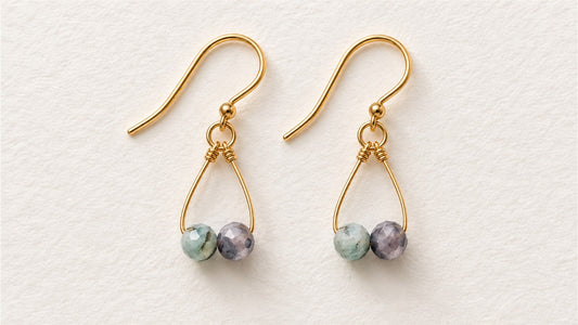 Boucles d’oreilles duos sur fil courbé : émeraude sur quartz facettée