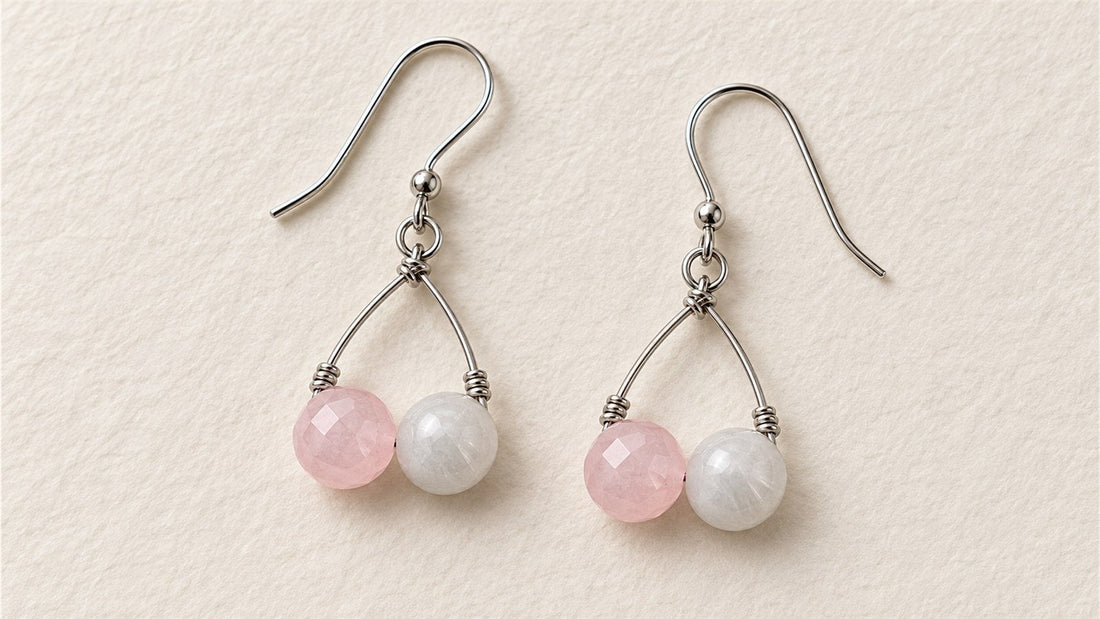 Boucles d’oreilles duos sur fil courbé : quartz rose facetté et pierre de lune opaque