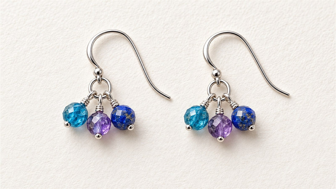 Boucles d’oreilles grappes de trois pierres : apatite bleue extra facettée, améthyste facettée et lapis-lazuli facetté