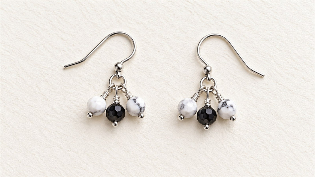Boucles d’oreilles grappes de trois pierres : howlite facettée et obsidienne noire facettée