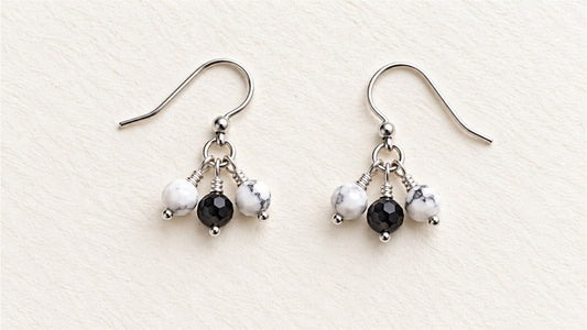 Boucles d’oreilles grappes de trois pierres : howlite facettée et obsidienne noire facettée