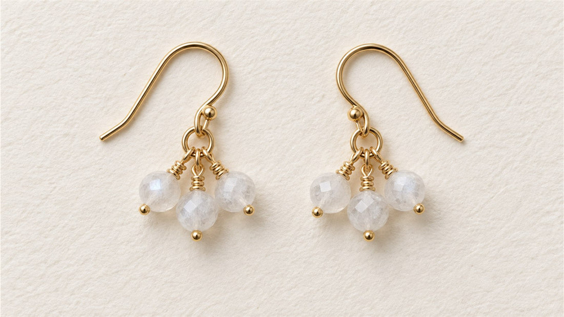 Boucles d’oreilles grappes de trois pierres : pierre de lune blanche facettée