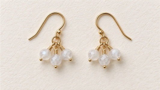 Boucles d’oreilles grappes de trois pierres : pierre de lune blanche facettée