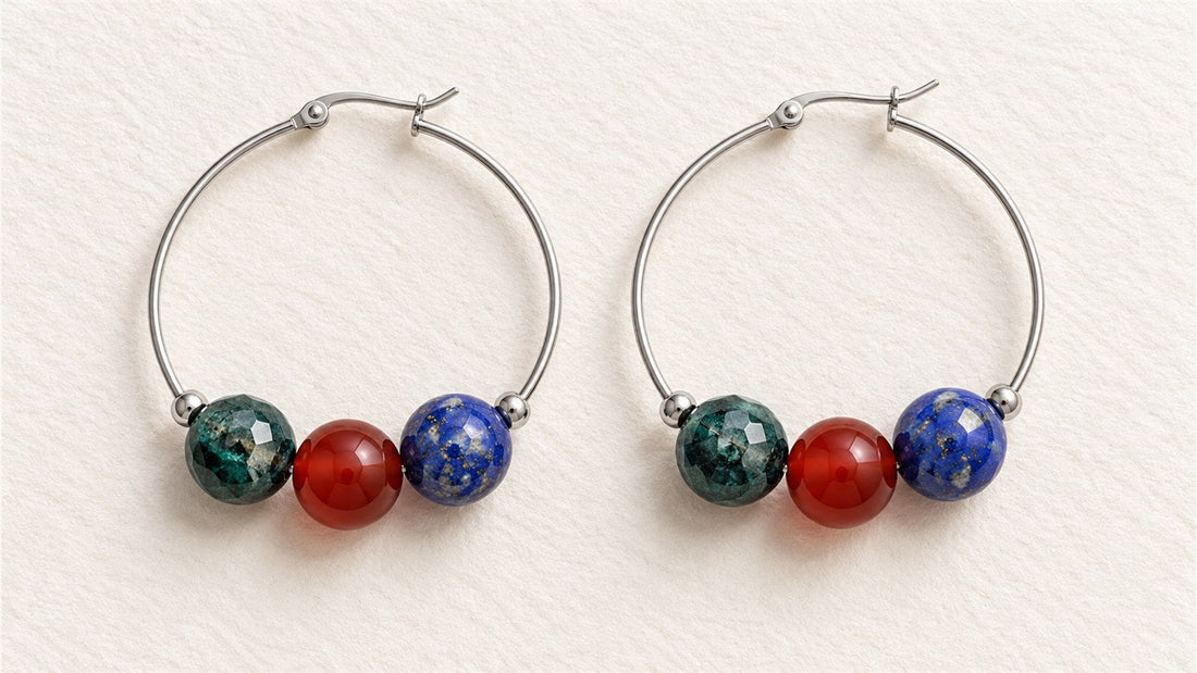 Boucles d’oreilles trios sur créoles : émeraude facettée, cornaline et lapis-lazuli extra
