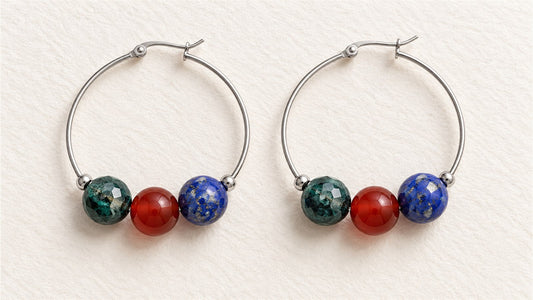 Boucles d’oreilles trios sur créoles : émeraude facettée, cornaline et lapis-lazuli extra