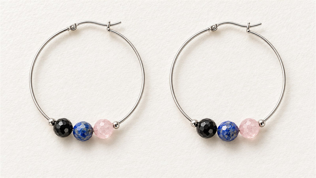 Boucles d’oreilles trios sur créoles : tourmaline noire facettée, lapis-lazuli facetté et quartz rose facetté
