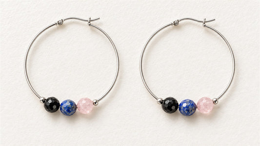 Boucles d’oreilles trios sur créoles : tourmaline noire facettée, lapis-lazuli facetté et quartz rose facetté