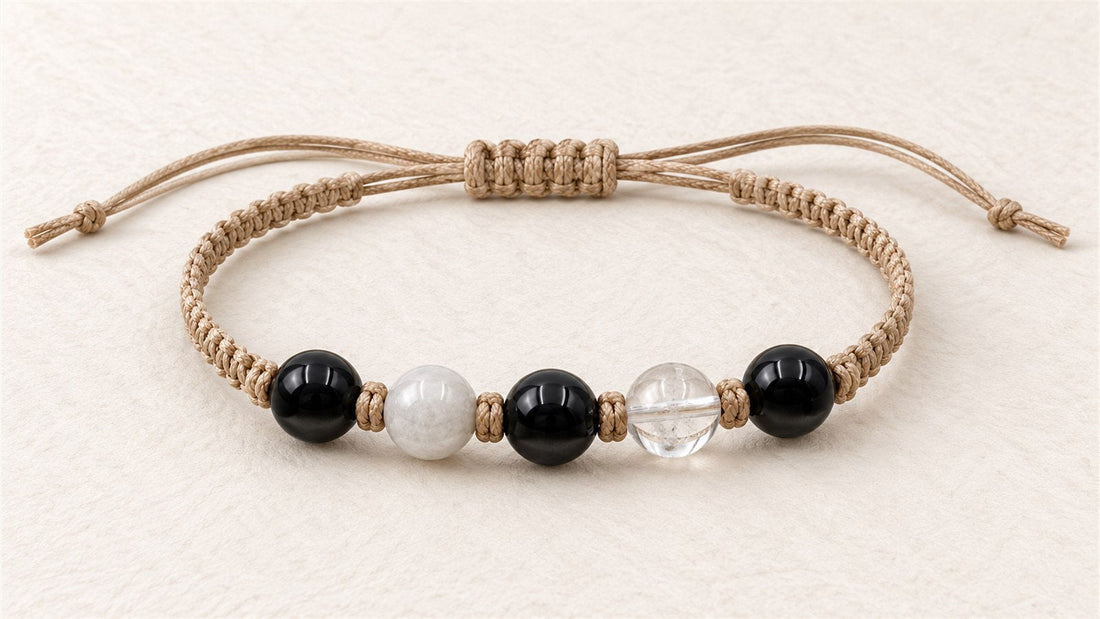 Bracelet macramé à cinq perles : tourmaline noire, pierre de lune opaque et cristal de roche