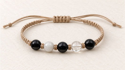 Bracelet macramé à cinq perles : tourmaline noire, pierre de lune opaque et cristal de roche