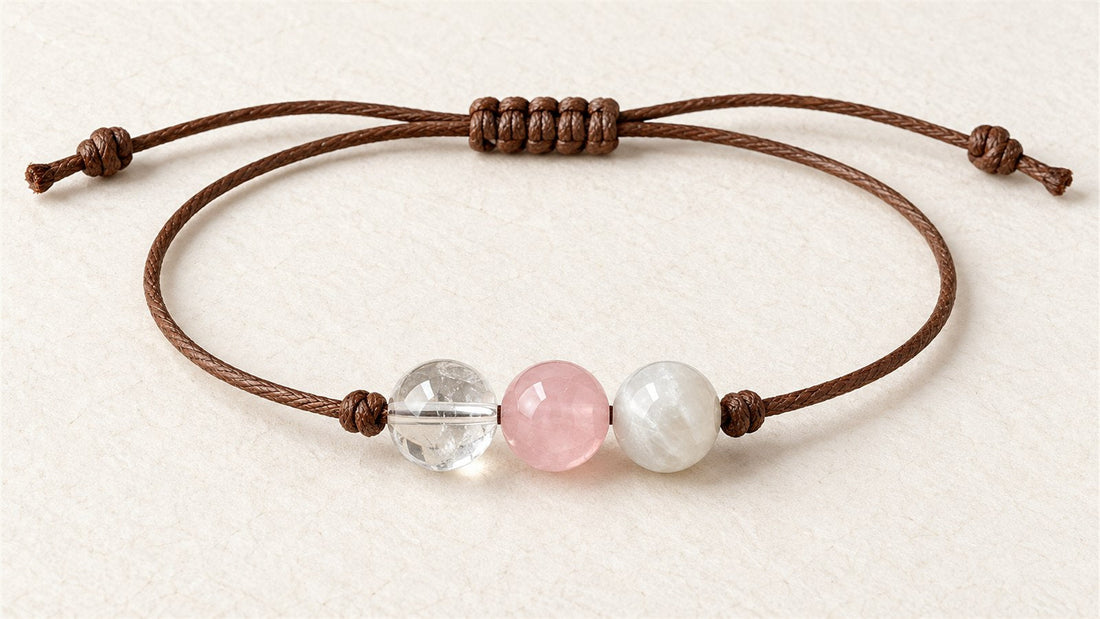 Bracelet trio sur cordon réglable : cristal de roche, quartz rose et pierre de lune opaque