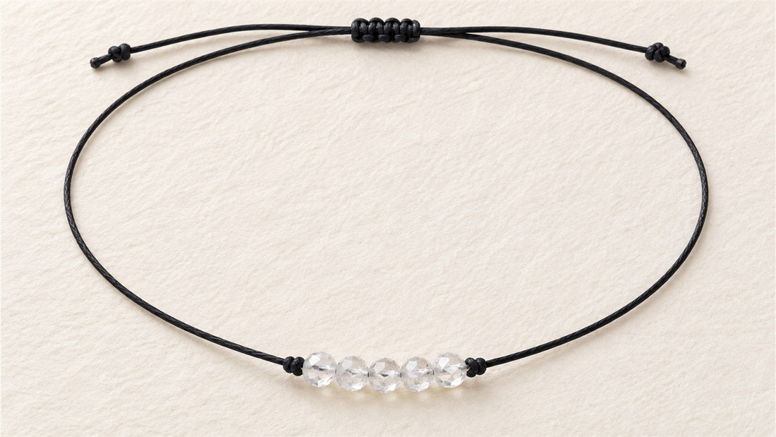 Collier cinq perles sur cordon court : cristal de roche facetté