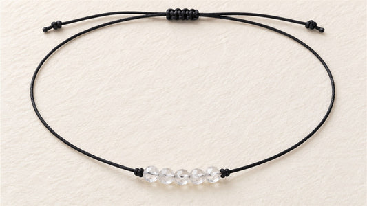 Collier cinq perles sur cordon court : cristal de roche facetté