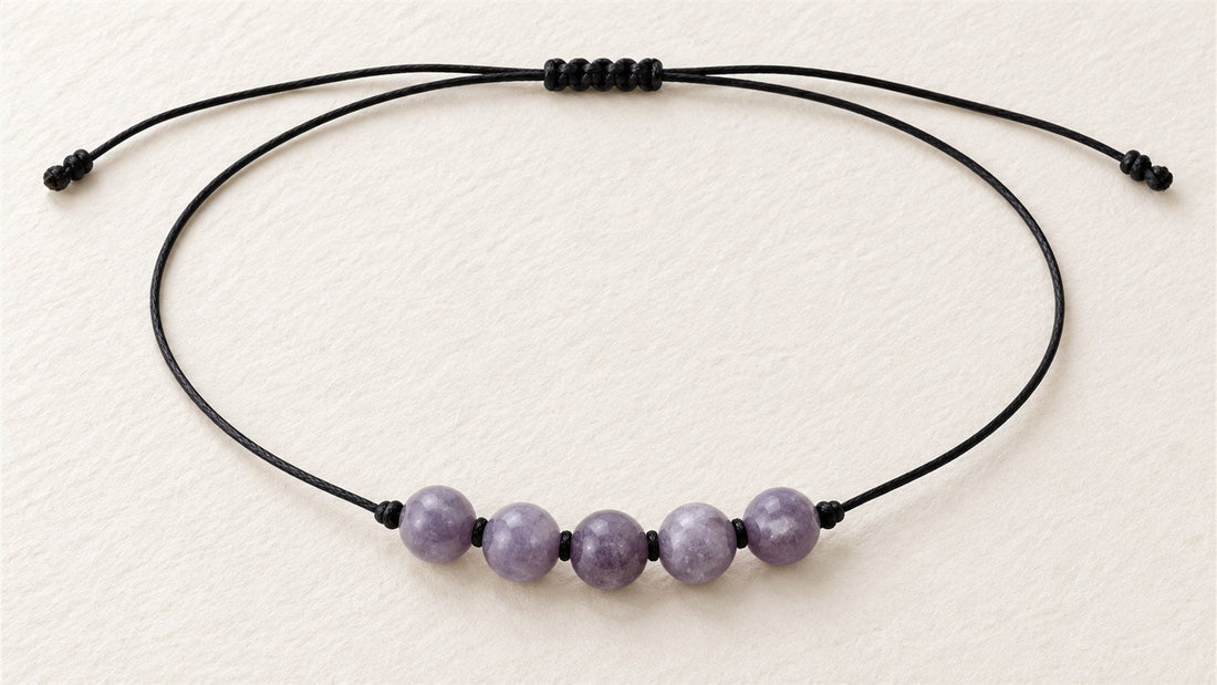 Collier cinq perles sur cordon court : lépidolite