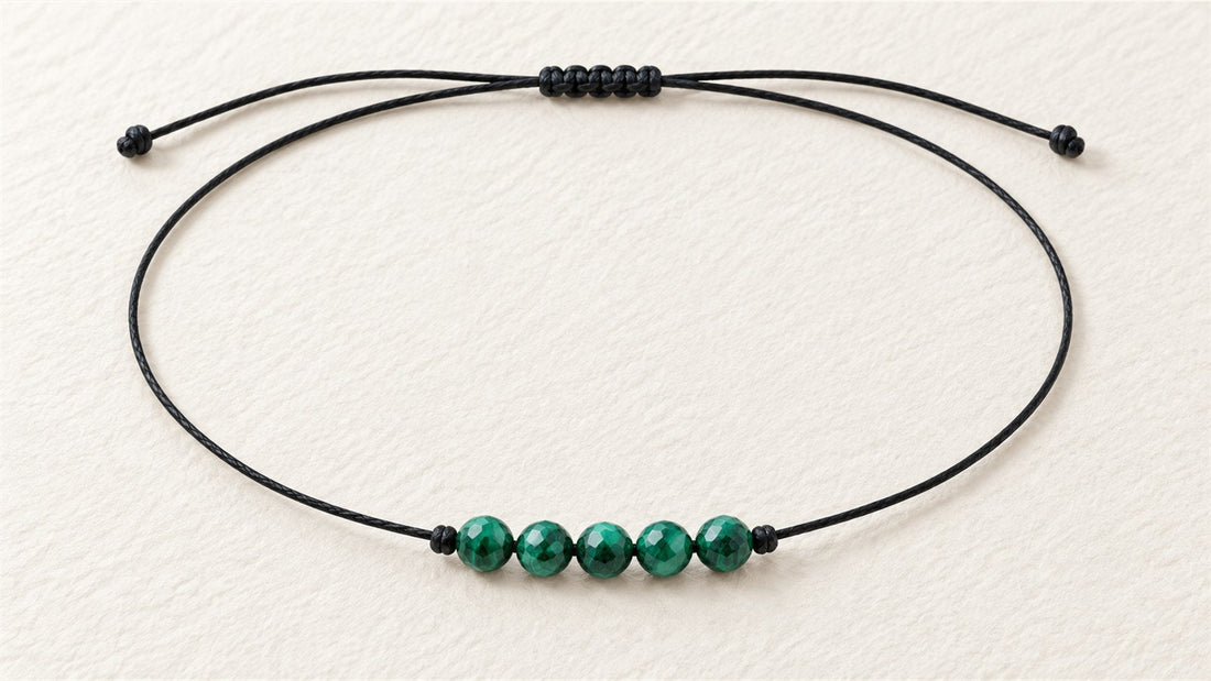 Collier cinq perles sur cordon court : malachite facettée