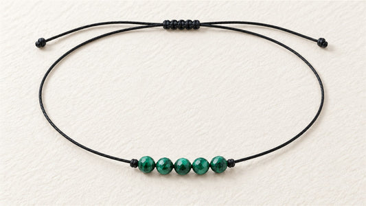 Collier cinq perles sur cordon court : malachite facettée
