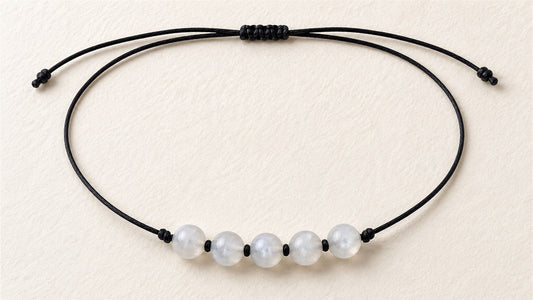 Collier cinq perles sur cordon court : pierre de lune transparente