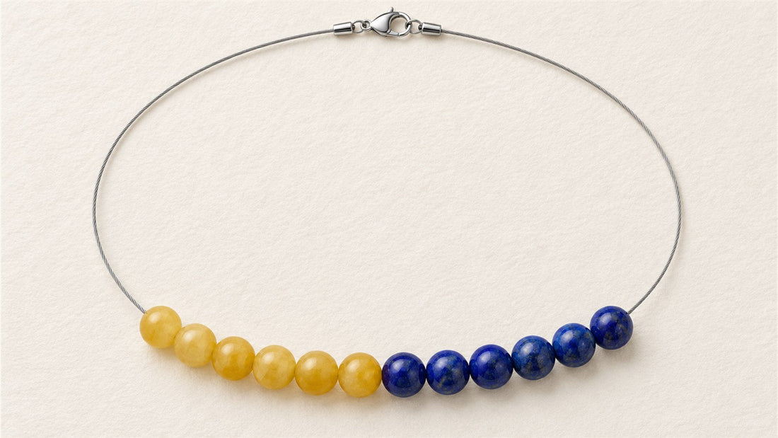 Collier douze perles sur câble : calcite jaune miel et lapis-lazuli extra