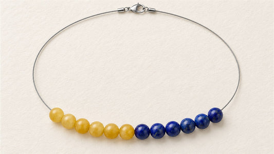 Collier douze perles sur câble : calcite jaune miel et lapis-lazuli extra