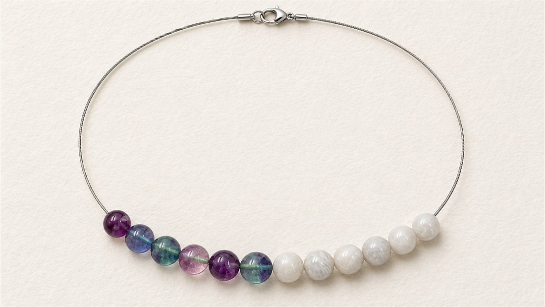 Collier douze perles sur câble : fluorite extra et pierre de lune opaque