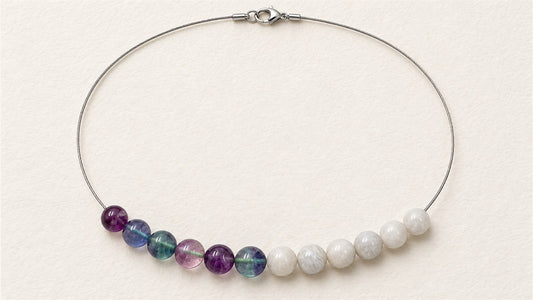 Collier douze perles sur câble : fluorite extra et pierre de lune opaque