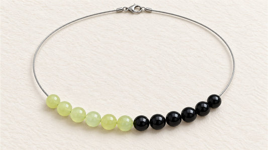 Collier douze perles sur câble : jade de chine et onyx