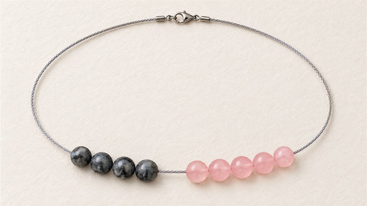 Collier nylon noué et perles espacées : larvikite et quartz rose