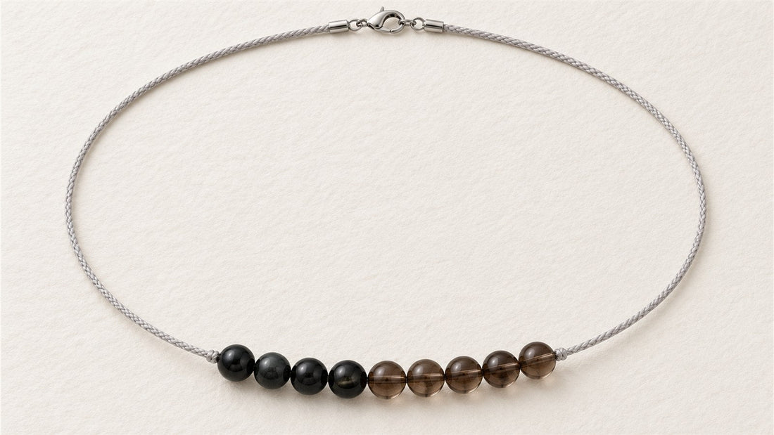 Collier nylon noué et perles espacées : obsidienne noire / arc-en-ciel et quartz fumé