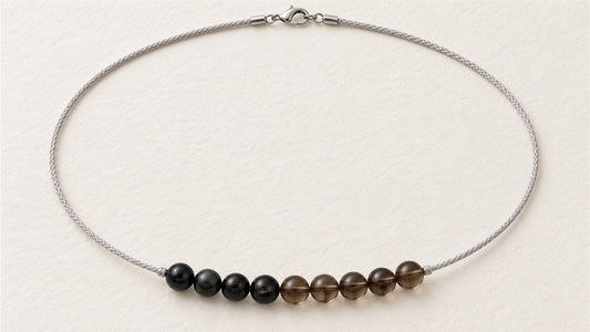 Collier nylon noué et perles espacées : obsidienne noire / arc-en-ciel et quartz fumé