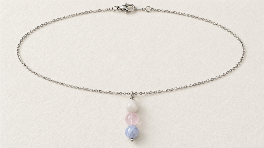 Collier pendentif sur chaîne fine : calcédoine / agate blue lace, quartz rose et pierre de lune opaque