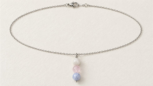 Collier pendentif sur chaîne fine : calcédoine / agate blue lace, quartz rose et pierre de lune opaque