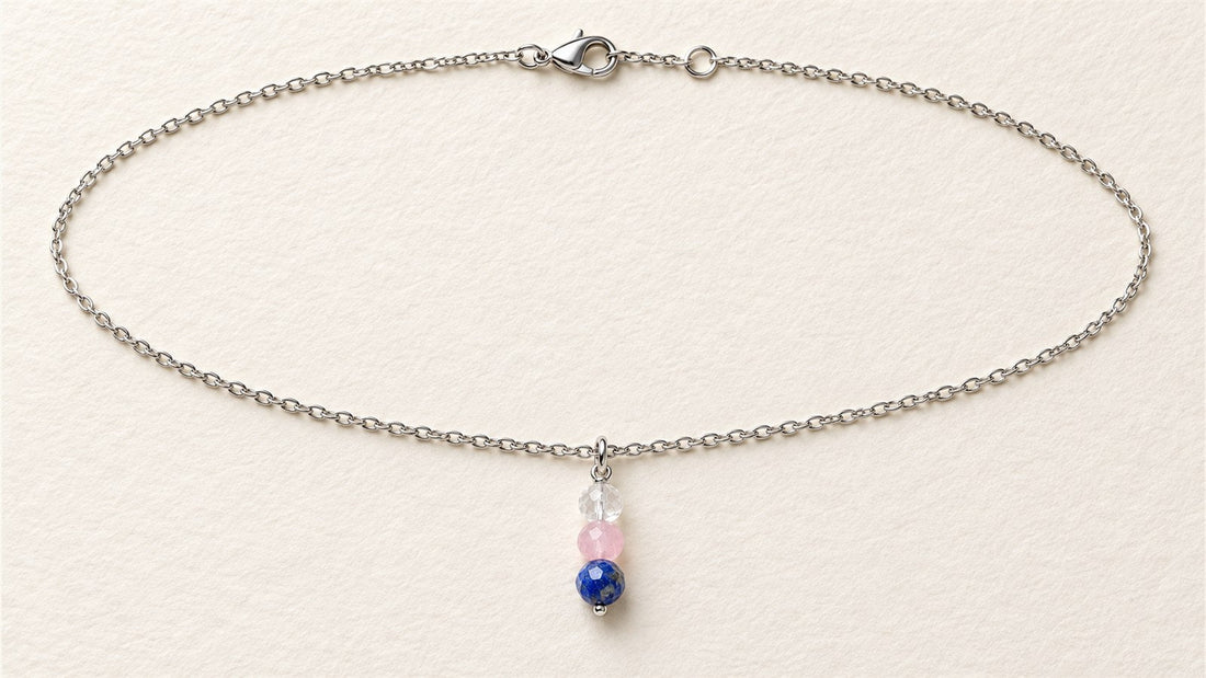 Collier pendentif sur chaîne fine : lapis-lazuli facetté, quartz rose facetté et cristal de roche facetté