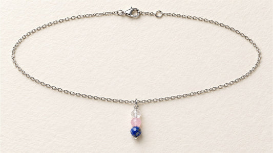 Collier pendentif sur chaîne fine : lapis-lazuli facetté, quartz rose facetté et cristal de roche facetté