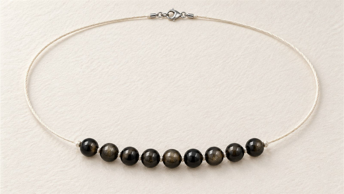 Collier soie nouée et ligne centrale : obsidienne dorée