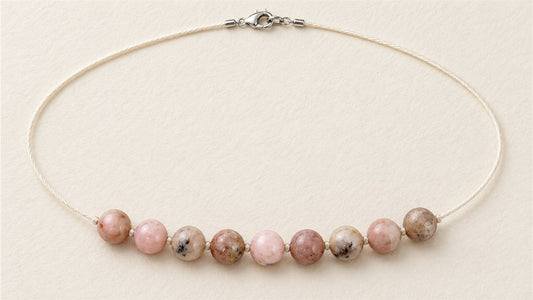 Collier soie nouée et ligne centrale : opale rose des andes