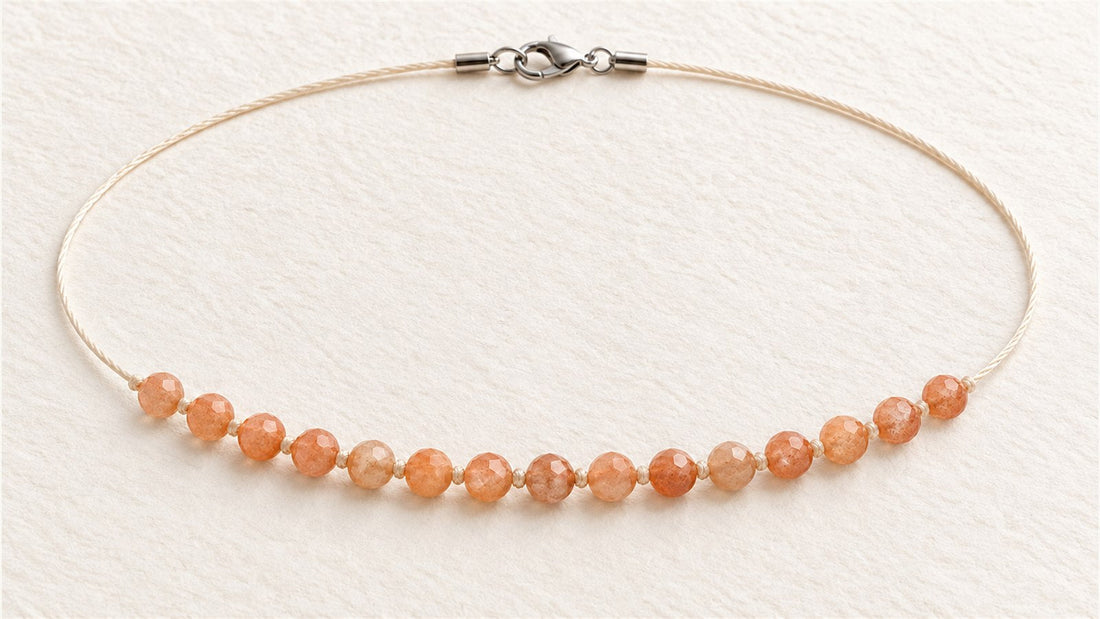 Collier soie nouée et ligne centrale : pierre de soleil facettée