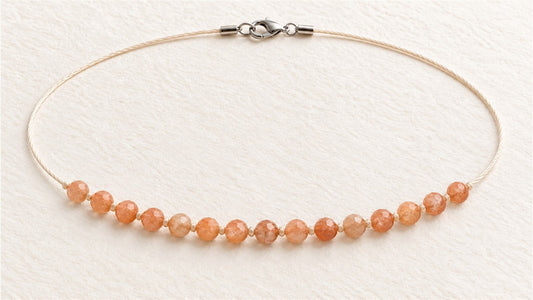 Collier soie nouée et ligne centrale : pierre de soleil facettée