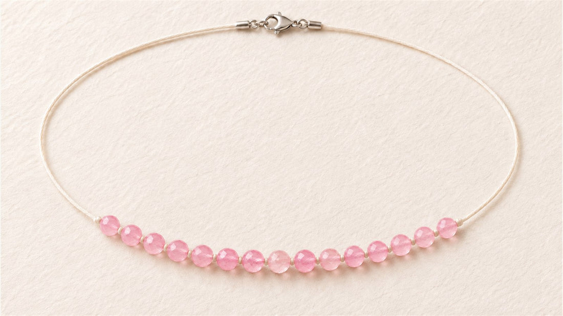 Collier soie nouée et ligne centrale : quartz rose facetté