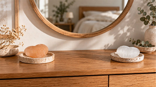 Composer une commode de chambre autour d’un miroir et de deux pièces minérales