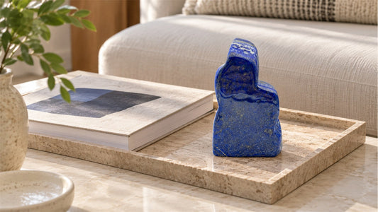 Composer une table basse avec un plateau, un livre et une pierre sculpturale