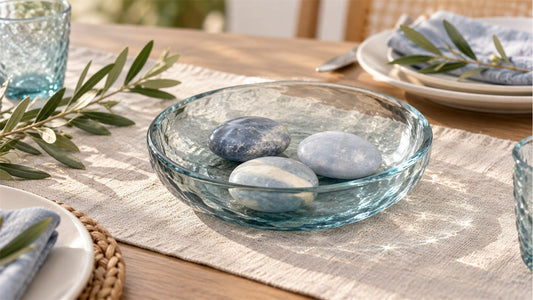 Créer un centre de table estival avec des minéraux bleus, du verre et du lin
