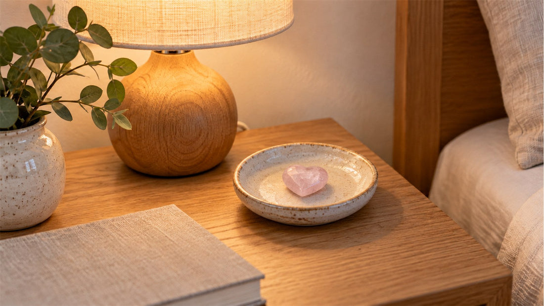 Décorer une table de chevet avec une petite pierre et un éclairage doux