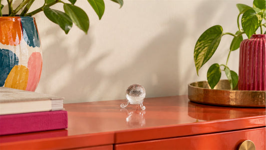 Introduire une pièce minérale dans un décor très coloré