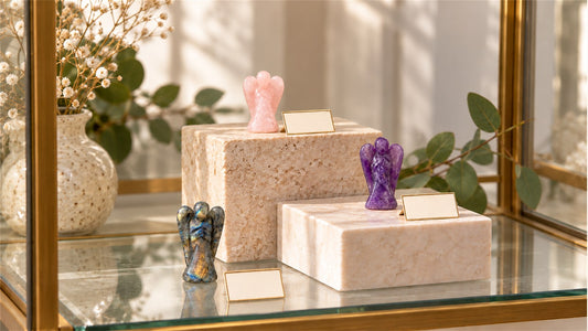 Organiser une vitrine avec trois niveaux de hauteur